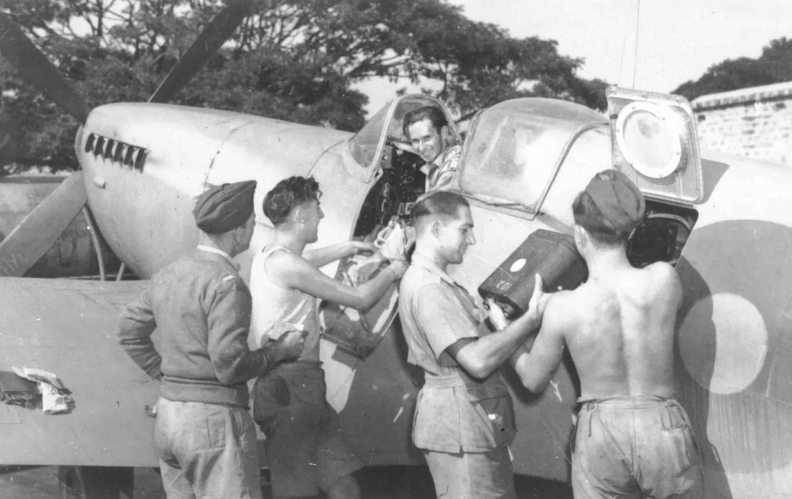 Unloading camera from Supermarine Spitfire PR.XI of No. 681 Squadron, Alipore, December 1944 (RAFM PC94/158/002) Unloading camera from Supermarine Spitfire PR.XI of No. 681 Squadron, Alipore, December 1944 (RAFM PC94/158/002)