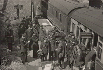 The arrival of the Czechoslovak pilots from the British port to one of the bases. The Czechoslovak airmen were very pleasantly surprised by the difference between the French and British armies – not just by the way the army worked, but also by the mood in Great Britain. Archive of Pavel Simet.