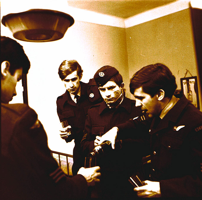 V roce 1968 byl podle této knihy natocen první ceskoslovenský film o ceskoslovenských príslušnících RAF. Na jeho natácení se podílelo mnoho válecných veteránu. V roce 1968 byl podle této knihy natocen první ceskoslovenský film o ceskoslovenských príslušnících RAF. Na jeho natácení se podílelo mnoho válecných veteránu.