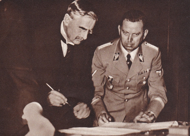 Fotografie z podpisu Mnichovské dohody. Za Velkou Británii ji podepisuje premiér Neville Chamberlain.