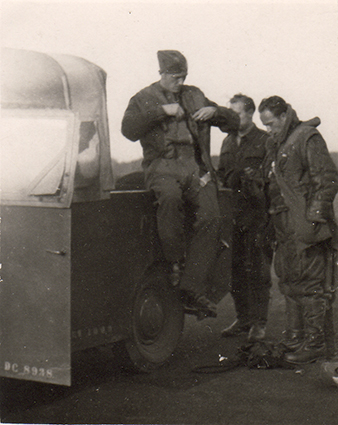 Clenové Šiškovy posádky z osudného letu v prosinci 1941. Zleva Josef Mohr (KIA, 2. ledna 1942), Rudolf Skalický (MIA, 28. prosince 1941), Pavel Svoboda. Archiv Dagmar Johnson - Šišková. Clenové Šiškovy posádky z osudného letu v prosinci 1941. Zleva Josef Mohr (KIA, 2. ledna 1942), Rudolf Skalický (MIA, 28. prosince 1941), Pavel Svoboda. Archiv Dagmar Johnson - Šišková.