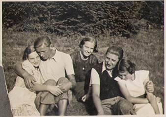 Oslavany 1935, from the left: Amálie HORÁKOVÁ, Karel KUNKA, unknown, Otto SCHALLINGER, unknown. One of the girls could be Gerda SCHALLINGEROVÁ. During World War II, Otto and Gerda were sent to Terezín and subsequently to the extermination camp in Majdanek. They have never come back. Archive of Karel Hel. 
