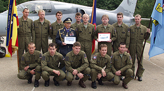 Alois Šiška mezi príslušníky „své“ jednotky letectva Armády Ceské republiky, která po nem byla pojmenována. Archiv Dagmar Johnson - Šišková. Alois Šiška mezi príslušníky „své“ jednotky letectva Armády Ceské republiky, která po nem byla pojmenována. Archiv Dagmar Johnson - Šišková.