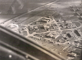 Letecký pohled na první základnu 311. cs. bombardovací perute Honington. Archiv Pavla Simeta. Letecký pohled na první základnu 311. cs. bombardovací perute Honington. Archiv Pavla Simeta.