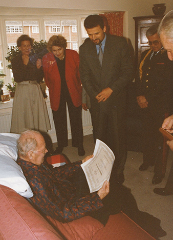 Poslední fotografie Ivo Tondera. Velvyslanec ve Velké Británii JUDr. Karel Kühnl predává 29. dubna 1995 jmenovací dekret do hodnosti generálmajora. Archiv Petry Tonder. Poslední fotografie Ivo Tondera. Velvyslanec ve Velké Británii JUDr. Karel Kühnl predává 29. dubna 1995 jmenovací dekret do hodnosti generálmajora. Archiv Petry Tonder.