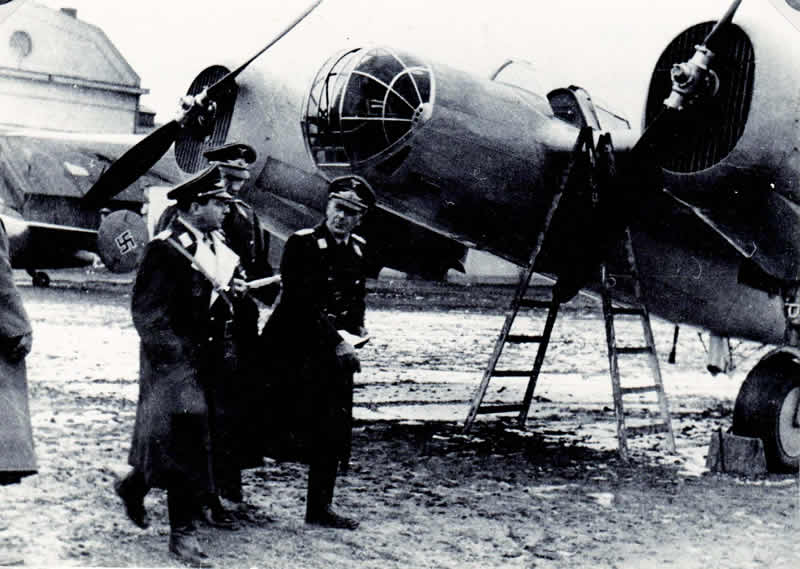 Praha. Generál Luftwaffe si po okupaci ceskoslovenska prohlíží zabraná letadla. Archiv Oty Hrubého.