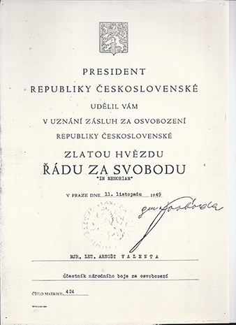 Dekret k vyznamenání Zlatá hvezda Rádu Za svobodu, která mu byla udelena v roce 1949. Je otázkou, cím by byl v tomto roce Arnošt Valenta odmenen, kdyby prežil válku a vrátil se do Ceskoslovenska. Dekret k vyznamenání Zlatá hvezda Rádu Za svobodu, která mu byla udelena v roce 1949. Je otázkou, cím by byl v tomto roce Arnošt Valenta odmenen, kdyby prežil válku a vrátil se do Ceskoslovenska.