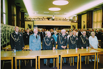 Pohled do Velkého sálu Ministerstva obrany CR, kde se konalo tradicní setkání bývalých cs. príslušníku RAF, žijících v Ceské republice, a predstavitelu armády a ministerstva s cs. bývalými príslušníky RAF žijícími ve Velké Británii. Pravdepodobne rok 2003 nebo 2004. První rada zleva (First row from left): Zdenek ŠKARVADA, Mikuláš GROFCÍK, Karel POSPÍCHAL, František FAJTL, DFC, Alois ŠIŠKA, František PERINA, Anna PERINOVÁ, druhá rada (second row): Bartolomej RANOFREJ, Jaroslav HOFRICHTER, Alžbeta HOFRICHTEROVÁ, Hana FAJTLOVÁ, Jirina ÚLEHLOVÁ, Václav STRAKA, tretí rada (third row): Miroslav ŠTANDERA, Pavel TAUBER, MUDr. Karel MACHÁCEK, Alois DUBEC, Stanislav MIKULA, Jirí BENDA. Pohled do Velkého sálu Ministerstva obrany CR, kde se konalo tradicní setkání bývalých cs. príslušníku RAF, žijících v Ceské republice, a predstavitelu armády a ministerstva s cs. bývalými príslušníky RAF žijícími ve Velké Británii. Pravdepodobne rok 2003 nebo 2004. První rada zleva (First row from left): Zdenek ŠKARVADA, Mikuláš GROFCÍK, Karel POSPÍCHAL, František FAJTL, DFC, Alois ŠIŠKA, František PERINA, Anna PERINOVÁ, druhá rada (second row): Bartolomej RANOFREJ, Jaroslav HOFRICHTER, Alžbeta HOFRICHTEROVÁ, Hana FAJTLOVÁ, Jirina ÚLEHLOVÁ, Václav STRAKA, tretí rada (third row): Miroslav ŠTANDERA, Pavel TAUBER, MUDr. Karel MACHÁCEK, Alois DUBEC, Stanislav MIKULA, Jirí BENDA.