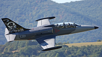 Nejinak je tomu i na Slovensku. Zmiešané krídlo sídlící na letišti Sliac – Tri duby má název po Ottovi Smikovi, DFC. Samo letište má od roku 2002 Smikovo jméno. Letoun L-39 Albatros Zmiešaného krídla Ottu Smika se smerovkou namalovanou k výrocí jeho 90. nedožitých narozenin. Archiv Zmiešaného krídla Otty Smika. Nejinak je tomu i na Slovensku. Zmiešané krídlo sídlící na letišti Sliac – Tri duby má název po Ottovi Smikovi, DFC. Samo letište má od roku 2002 Smikovo jméno. Letoun L-39 Albatros Zmiešaného krídla Ottu Smika se smerovkou namalovanou k výrocí jeho 90. nedožitých narozenin. Archiv Zmiešaného krídla Otty Smika.