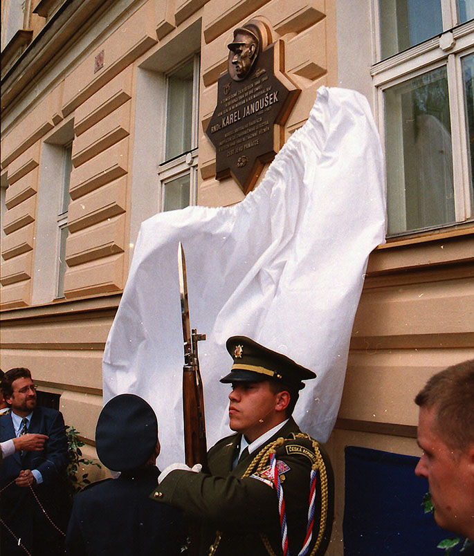 Byly rovnež odhalovány památníky. Napríklad pomník ceskoslovenským letcum padlým v letech 1939–1945, který se nachází na pražském námestí Svobody a jehož realizátorem je Sdružení ceskoslovenských zahranicních letcu 1939–1945, 30.5.2001 (25) credit Jan Lehovec pametní deska A/M Karla Janouška v ulici U Železné lávky na dome, ve kterém žil, pomník ceskoslovenským letcum v Prostejove, pametní deska na rodném dome W/Cdr Aloise Vašátka, DFC, DSO v Celákovicích a desítky dalších. Na pražských Olšanských hrbitovech byl vybudován hrob pro bývalé ceskoslovenské príslušníky RAF. Byly rovnež odhalovány památníky. Napríklad pomník ceskoslovenským letcum padlým v letech 1939–1945, který se nachází na pražském námestí Svobody a jehož realizátorem je Sdružení ceskoslovenských zahranicních letcu 1939–1945, 30.5.2001 (25) credit Jan Lehovec pametní deska A/M Karla Janouška v ulici U Železné lávky na dome, ve kterém žil, pomník ceskoslovenským letcum v Prostejove, pametní deska na rodném dome W/Cdr Aloise Vašátka, DFC, DSO v Celákovicích a desítky dalších. Na pražských Olšanských hrbitovech byl vybudován hrob pro bývalé ceskoslovenské príslušníky RAF.