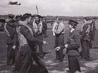 Letište Redhill, 19. srpna 1942. 310. cs. stíhací perut v den soustredení cs. letecké stíhací skupiny k podpore vylodení u Dieppe – operace Jubilee. Zleva: W/Cdr Karel Mrázek, DFC, F/Lt Bohuslav Kimlicka, S/O Dolores Šperková. Vojenský historický archiv. Letište Redhill, 19. srpna 1942. 310. cs. stíhací perut v den soustredení cs. letecké stíhací skupiny k podpore vylodení u Dieppe – operace Jubilee. Zleva: W/Cdr Karel Mrázek, DFC, F/Lt Bohuslav Kimlicka, S/O Dolores Šperková. Vojenský historický archiv.