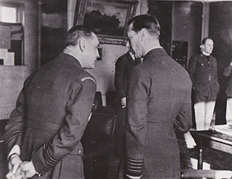 Leden 1941. Jeho Velicenstvo Král Jirí VI. na návšteve u 310. cs. stíhací peruti. Vlevo mjr. Alexander Hess, DFC. Vojenský historický archiv. Leden 1941. Jeho Velicenstvo Král Jirí VI. na návšteve u 310. cs. stíhací peruti. Vlevo mjr. Alexander Hess, DFC. Vojenský historický archiv.