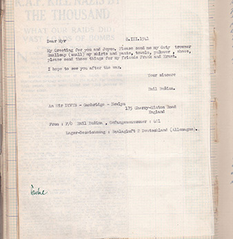 Záznam z deníku 311. cs. bombardovací perute. Prepis dopisu navigátora Emila Bušiny ze zajateckého tábora. „Drahá Myr, zdravím Tebe a Joyce. Prosím, pošli mi mé služební kalhoty, lodicku, košile a spodky, rucník, svetr, boty, prosím, pošli tyto veci pro mé prátele Franka a Ernsta. Doufám, že se po válce uvidíme.“ Emil Bušina se stal válecným zajatcem poté, co jeho letoun pristál pri návratu z náletu na Boulogne omylem na okupovaném letišti. Radiotelegrafistou v této posádce byl Arnošt Valenta, jediný ceskoslovenský letec, který se nevrátil ze zajetí – byl zavražden gestapem. Jeho profil najdete v jiné cásti této výstavy. Predpokládám, že oním Ernstem, pro které si Emil Bušina žádá oblecení, je práve Arnošt Valenta. Frankem muže být František Cigoš, pilot Bušinova letounu. Archiv Petry Tonder. Záznam z deníku 311. cs. bombardovací perute. Prepis dopisu navigátora Emila Bušiny ze zajateckého tábora. „Drahá Myr, zdravím Tebe a Joyce. Prosím, pošli mi mé služební kalhoty, lodicku, košile a spodky, rucník, svetr, boty, prosím, pošli tyto veci pro mé prátele Franka a Ernsta. Doufám, že se po válce uvidíme.“ Emil Bušina se stal válecným zajatcem poté, co jeho letoun pristál pri návratu z náletu na Boulogne omylem na okupovaném letišti. Radiotelegrafistou v této posádce byl Arnošt Valenta, jediný ceskoslovenský letec, který se nevrátil ze zajetí – byl zavražden gestapem. Jeho profil najdete v jiné cásti této výstavy. Predpokládám, že oním Ernstem, pro které si Emil Bušina žádá oblecení, je práve Arnošt Valenta. Frankem muže být František Cigoš, pilot Bušinova letounu. Archiv Petry Tonder.