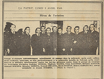 Ceskoslovenští letci na ceste do Velké Británie bývali castým zájmem novináru. Jiste k velké poteše gestapa, které si tak mohlo zjistit další jména uprchlíku. V clánku se píše: „Hrdinové letectví. Skupina ceskoslovenských letcu, v soucasnosti prechodne v metropoli, poté co v zámorí udatne bojovali, zejména pak v památné bitve u Tobruku kde hrdinne prispeli k porážce nacistického letectva. 