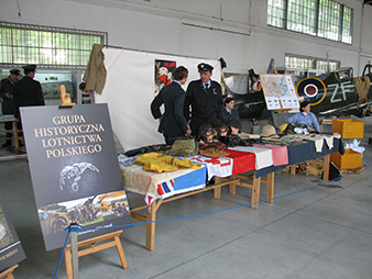 Joint exposition with friends from the Polish “Grupa historyczne lotnictwa Polskiego” from Kraków as part of an aviation day. This Polish military history club was founded after having been inspired by our participation in the 65th anniversary of the “Great Escape.”